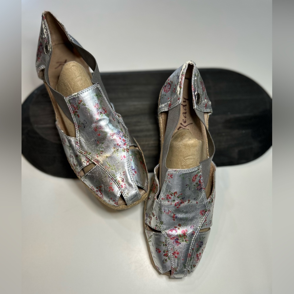 Keady sandals Silver color with flowers Sz10